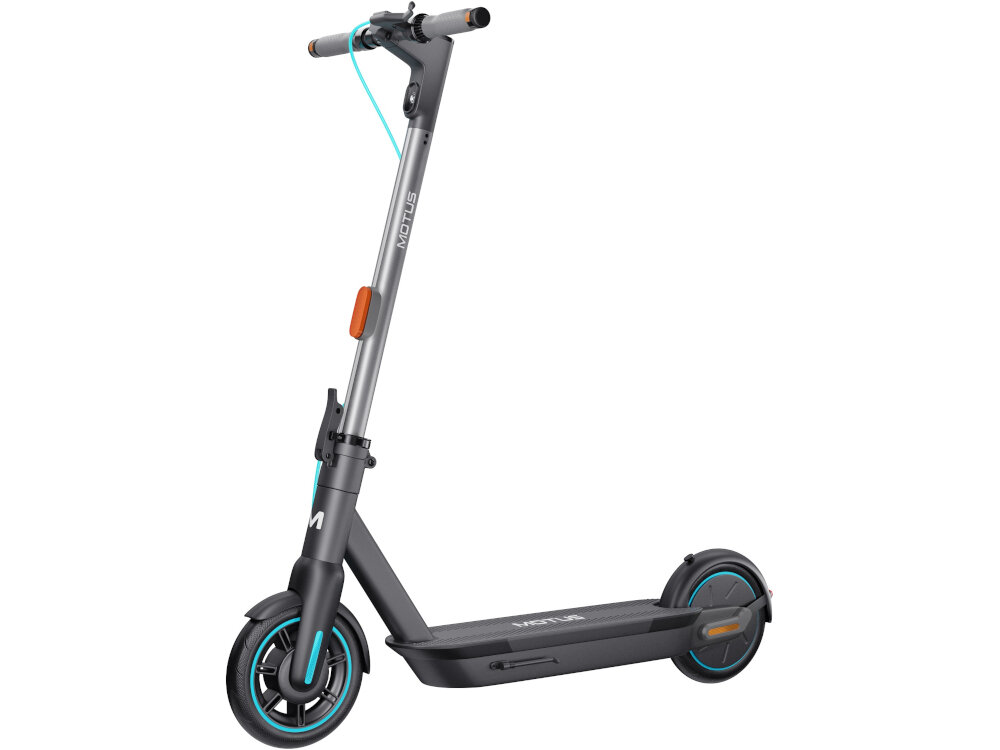 Szara hulajnoga elektryczna z dużymi kołami i niebieskimi akcentami. Na kierownicy widoczny jest napis \'SCOOTY\', a na podeście \'MOTUS\'.