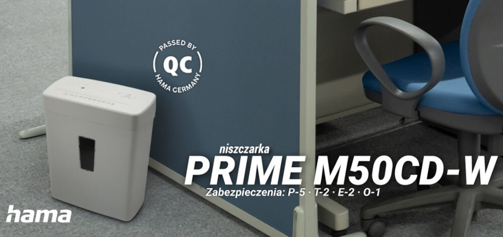 Na obrazie widoczna jest niszczarka obok biurka i krzesła biurowego. Tekst na obrazie: \'niszczarka PRIME M50CD-W Zabezpieczenia: P-5 T-2 E-2 O-1\', \'hama\', \'PASSED BY QC HAMA GERMANY\'.