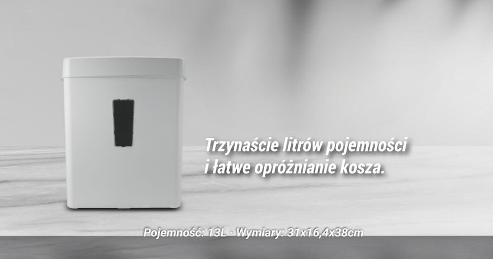 Biały pojemnik z czarnym prostokątnym elementem na przodzie. Tekst na obrazie: \'Trzynaście litrów pojemności i łatwe opróżnianie kosza. Pojemność: 13L. Wymiary: 31x16,4x38cm\'.