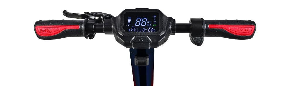 Kierownica hulajnogi elektrycznej z wyświetlaczem pokazującym prędkość 88 km/h oraz logo Red Bull na uchwytach. Wyświetlacz jest podświetlony na niebiesko.