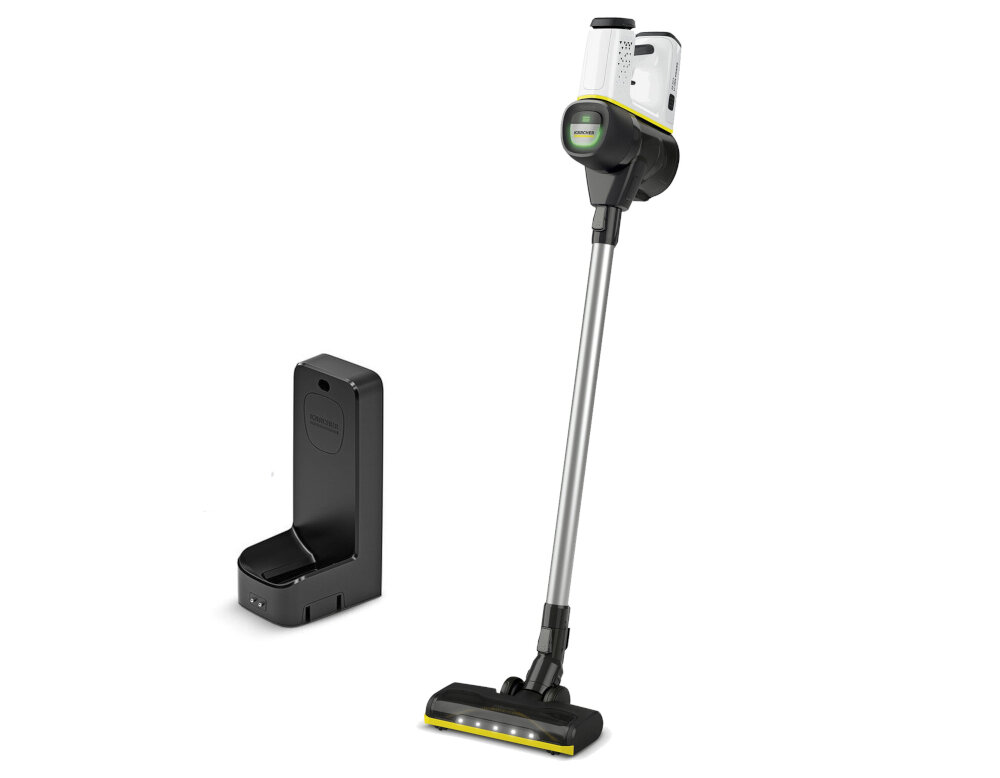 Bezprzewodowy odkurzacz pionowy z długą rurą i szczotką, obok znajduje się stacja ładująca. Na odkurzaczu widoczne jest logo \'KARCHER\'.