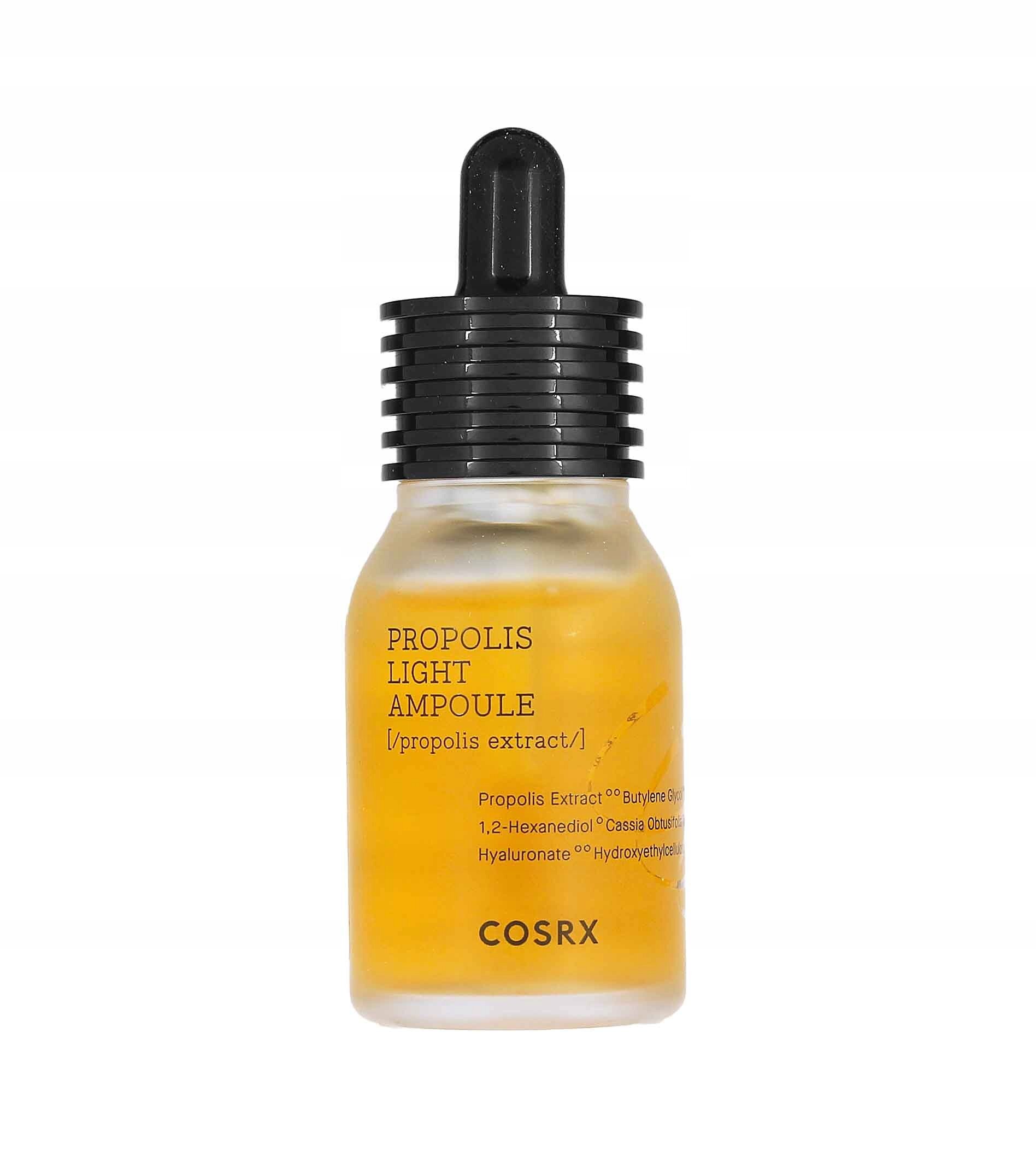 Butelka z przezroczystego szkła z żółtym płynem i czarną pipetą. Na etykiecie widnieje tekst: \'PROPOLIS LIGHT AMPOULE [/propolis extract/]\' oraz \'COSRX\'.