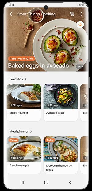 Aplikacja SmartThings zapewnia nowe pomysły na pyszne potrawy Ekran aplikacji SmartThings Cooking z przepisem \'Baked eggs in avocado\' oraz sekcjami \'Favorites\' i \'Meal planner\' z różnymi potrawami.