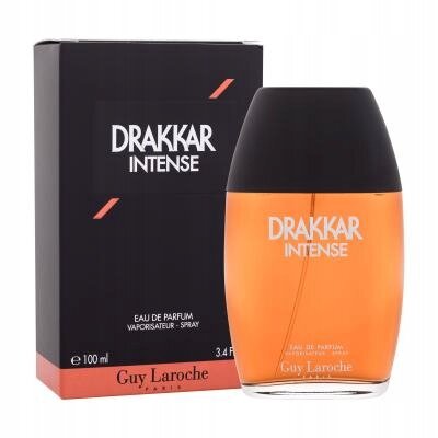 Na obrazie widoczny jest flakon perfum z pomarańczowym płynem oraz czarnym korkiem, obok znajduje się czarne pudełko z napisem \'DRAKKAR INTENSE\'. Na dole pudełka widnieje napis \'Guy Laroche Paris\'.