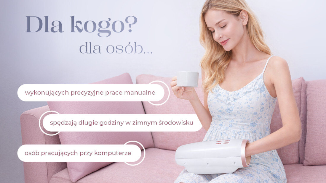 Kobieta siedzi na kanapie, trzymając kubek i używając masażera na dłoni. Tekst na obrazie: \'Dla kogo? dla osób... wykonujących precyzyjne prace manualne, spędzają długie godziny w zimnym środowisku, osób pracujących przy komputerze\'.