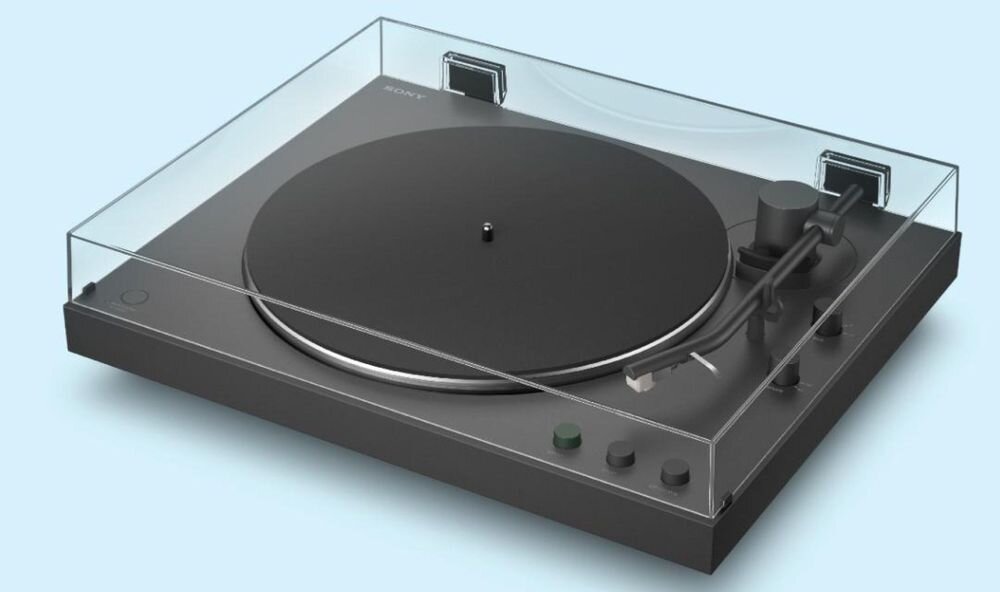 Czarny gramofon z przezroczystą pokrywą, posiadający kilka przycisków i pokręteł na przednim panelu. Na urządzeniu widoczne jest logo \'SONY\'.