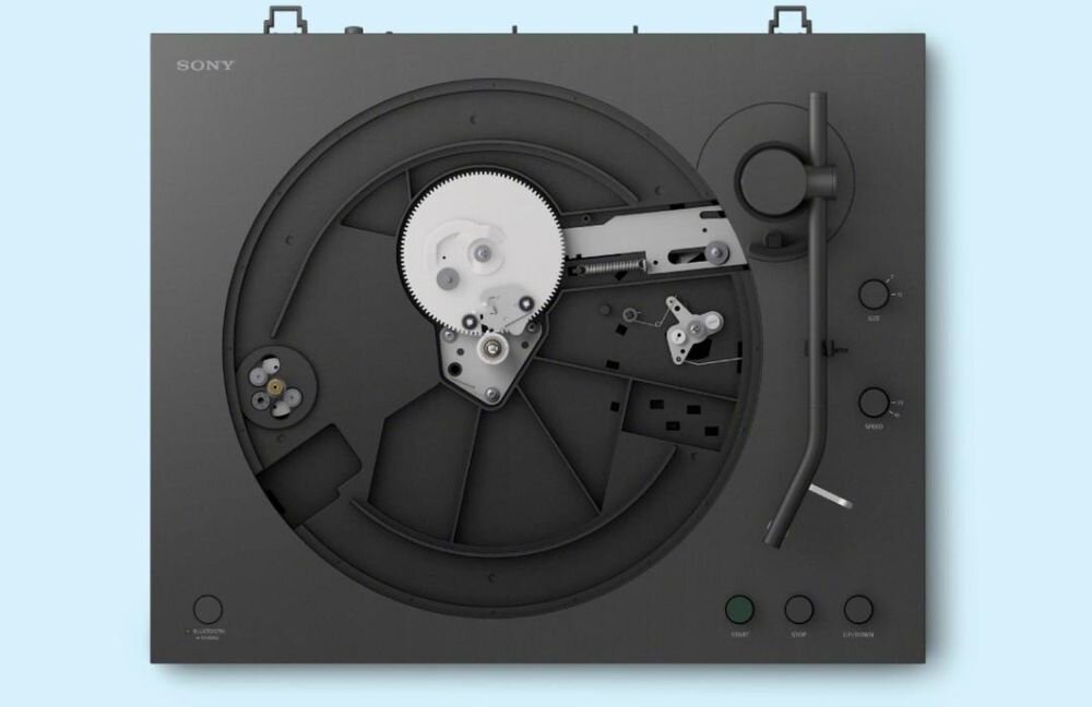 Czarny gramofon z widocznym mechanizmem napędowym i ramieniem. Na obudowie znajduje się logo \'SONY\' oraz kilka przycisków i pokręteł.