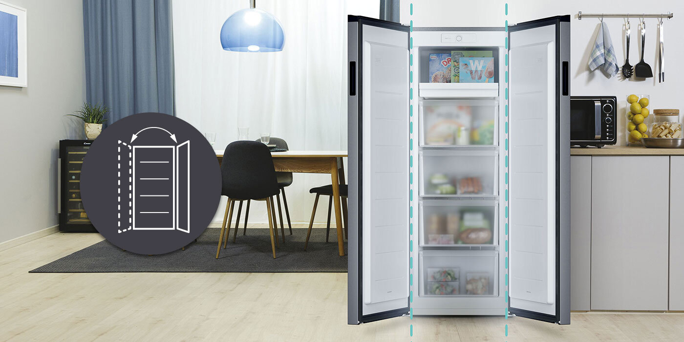 Wnętrze nowoczesnej kuchni z otwartą zamrażarką pełną produktów spożywczych. Obok zamrażarki znajduje się okrągła ikona z grafiką przedstawiającą otwieranie drzwi.