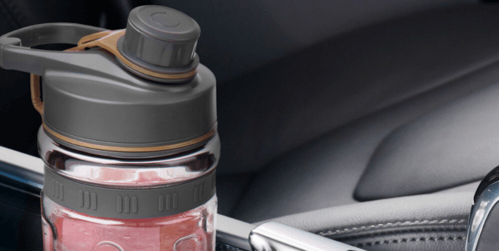 Blender kielichowy SENCOR SBL 7077CH zdjęcie lifestyle Napój zawsze pod ręką Sportowa butelka o pojemności 0,6 l Szczelna pokrywka mieści się w uchwycie samochodowym