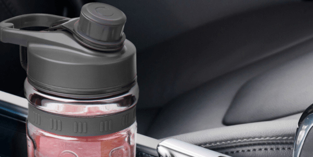 Blender kielichowy SENCOR SBL 7078BK zdjęcie lifestyle Napój zawsze pod ręką Sportowa butelka o pojemności 0,6 l Szczelna pokrywka mieści się w uchwycie samochodowym