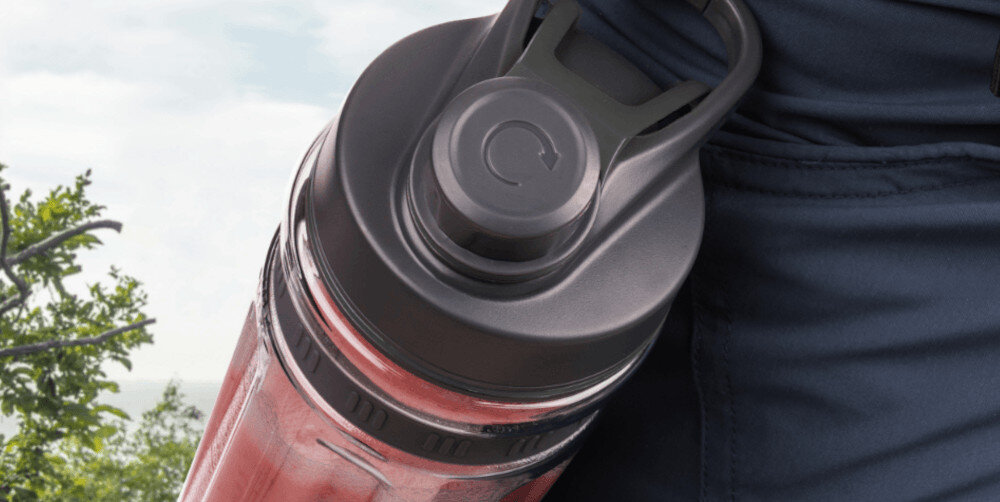 Blender kielichowy SENCOR SBL 7078BK zdjęcie lifestyle Efekt Multicyclone żłobienia butelki 