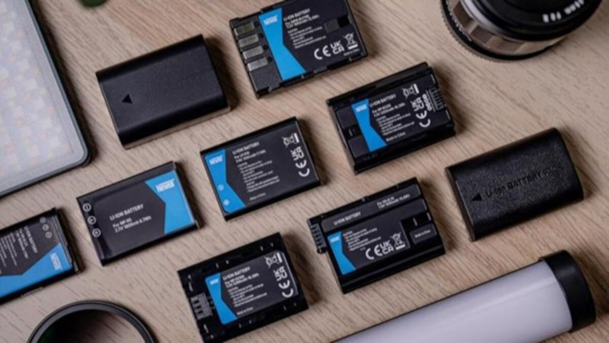 Akumulator NEWELL 1050 mAh do Pentax D-Li109, przegrzanie, kontrola, bezpieczeństwo, układ, na blacie leżą akumulatorki newell, zdjęcie z góry