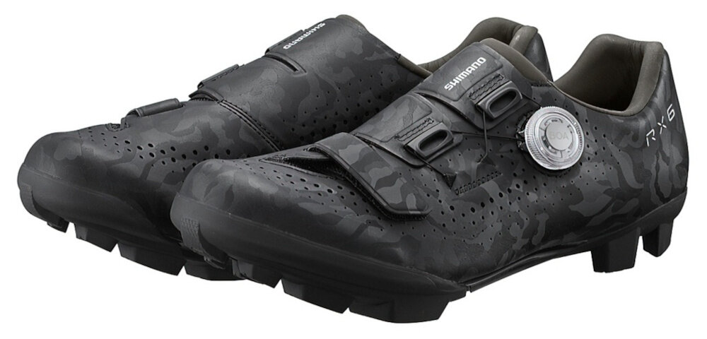 Czarne buty rowerowe z perforowaną powierzchnią i kamuflażowym wzorem, posiadające zapięcia na rzepy oraz pokrętło. Widoczne logo \'SHIMANO\' i oznaczenie \'RX6\'.