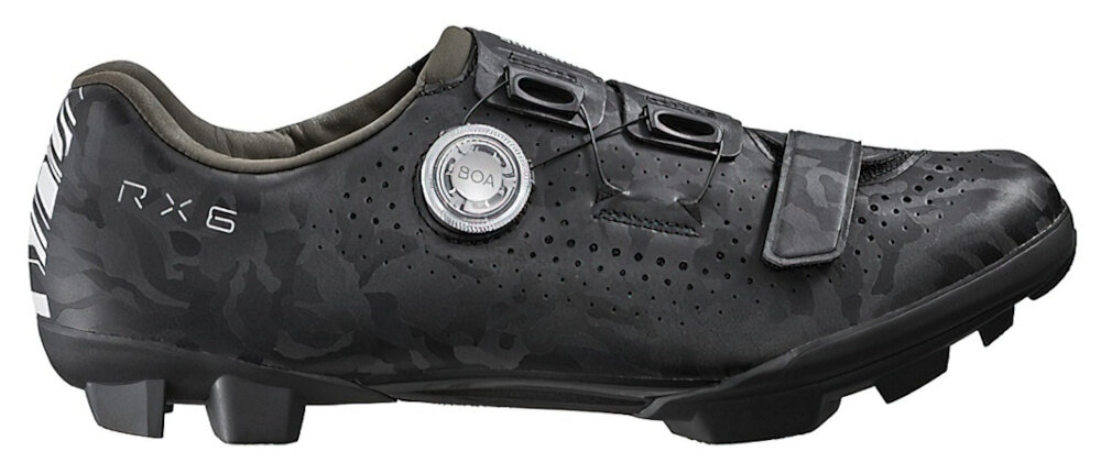 Czarne buty rowerowe z napisem \'RX6\' i systemem zapięcia BOA. Podeszwa ma wyraźny bieżnik, a cholewka jest perforowana.