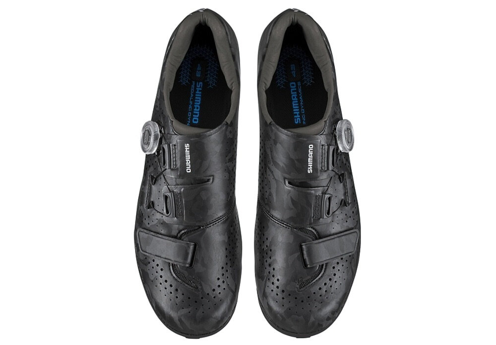 Czarne buty rowerowe z perforowaną powierzchnią i zapięciami na rzep oraz pokrętło. Na butach widoczne jest logo \'Shimano\'.