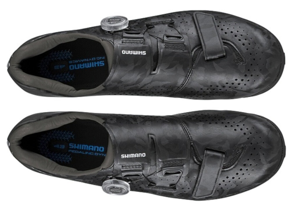 Czarne buty rowerowe z perforowaną powierzchnią i zapięciem na rzep oraz pokrętło. Na butach widoczne jest logo \'SHIMANO\'.