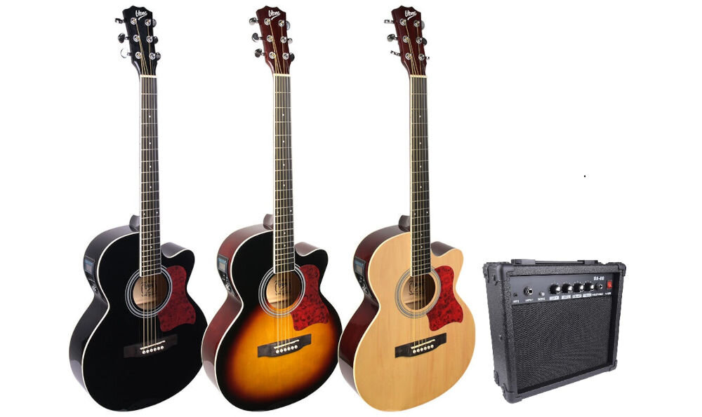Na obrazie widoczne są trzy gitary elektroakustyczne w różnych kolorach oraz wzmacniacz gitarowy. Gitary mają wycięcie w korpusie i ozdobne pickguardy, a wzmacniacz posiada kilka pokręteł i przycisków na panelu przednim.