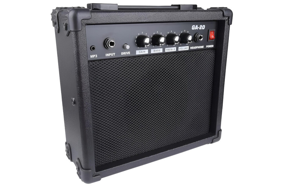 Wzmacniacz gitarowy z czarną obudową i panelami sterującymi oznaczonymi jako MP3, INPUT, DRIVE, GAIN, BASS, TREBLE, VOLUME, HEADPHONE oraz POWER. Na panelu widoczne jest oznaczenie GA-20.