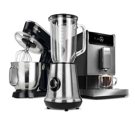 Na obrazie widoczne są trzy urządzenia kuchenne: mikser z misą, blender oraz ekspres do kawy z filiżanką. Mikser ma metalową misę z miarką, a blender posiada szklany dzbanek z miarką i metalową podstawę.