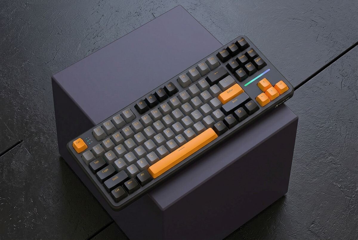 ATTACK SHARK X87 Podświetlenie RGB klawiszy Efekty świetlne ATTACK SHARK X87 możliwością personalizacji wyglądu stanowiska - klawiatura z akcentami ułożona pod kątem na ciemnej bryle