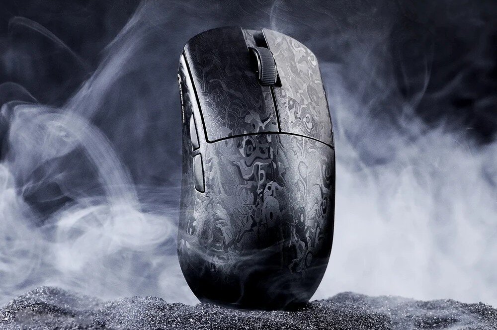 Mysz ATTACK SHARK R11 Ultra Forged Mysz komputerowa o wzorzystej powierzchni stojąca pionowo na podłożu w otoczeniu gęstego dymu