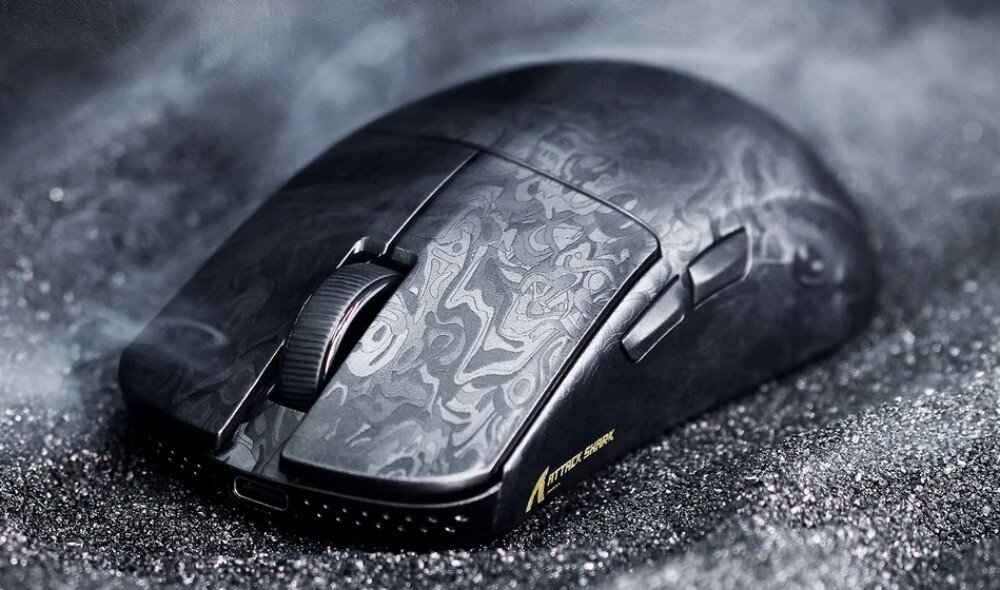Mysz ATTACK SHARK R11 Ultra Forged Mysz komputerowa z dwoma przyciskami bocznymi i rolką, leżąca na ciemnym podłożu przypominającym piasek