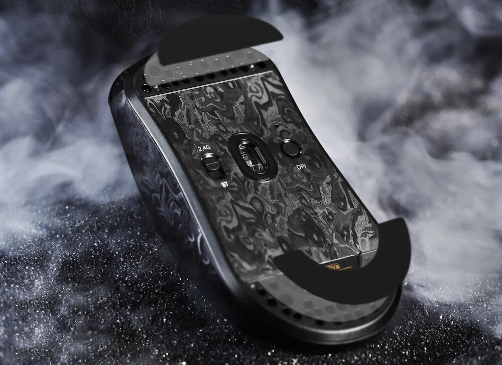 Mysz ATTACK SHARK R11 Ultra Forged Spód myszy komputerowej z widocznym sensorem, przełącznikami oraz ślizgaczami