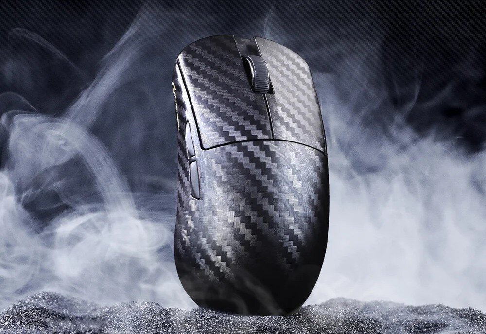Mysz ATTACK SHARK R11 Ultra Weave Mysz komputerowa o wzorzystej powierzchni stojąca pionowo na podłożu w otoczeniu gęstego dymu