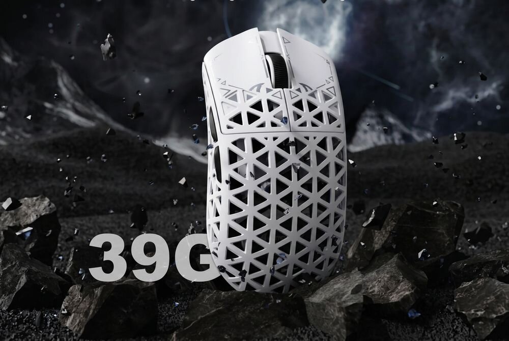 ATTACK SHARK R5 Waga 39 g ATTACK SHARK R5 Ultra Ażurowa obudowa formowanego wtryskowo włókna węglowego solidnej konstrukcji Wymiary 119,5 × 61 × 36,3 mm - Mysz dla graczy z perforowaną strukturą ukazana w locie