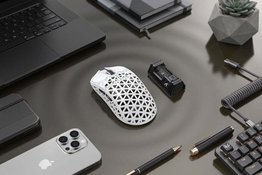 ATTACK SHARK R5 ATTACK SHARK R5 Ultra trzy sposoby komunikacji: Bluetooth, 2.4 GHz odbiornika USB-C przewodowe USB-C radiowa 2.4 GHz Bluetooth port USB-C trybie przewodowym - Stanowisko pracy z bezprzewodową myszą o ażurowej konstrukcji