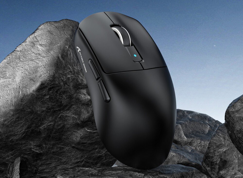 Mysz ATTACK SHARK R6 Mysz komputerowa z dwoma przyciskami bocznymi i rolką przewijania, oparta pod kątem o ciemne skały na tle nieba