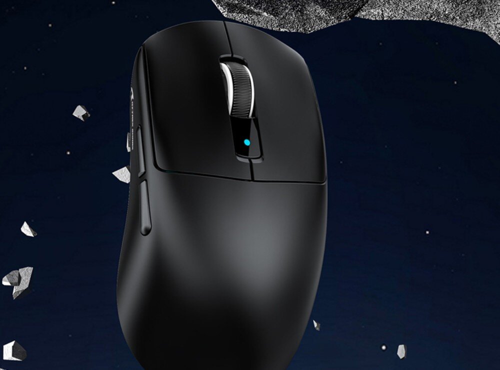 Mysz ATTACK SHARK R6 Mysz komputerowa widziana z góry na ciemnym tle z drobnymi, unoszącymi się odłamkami