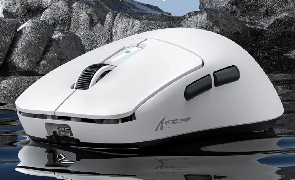 Mysz ATTACK SHARK R6 Mysz komputerowa z boku z półprzezroczystą nakładką na przyciskach i portem USB-C z przodu, stojąca na ciemnej wodzie