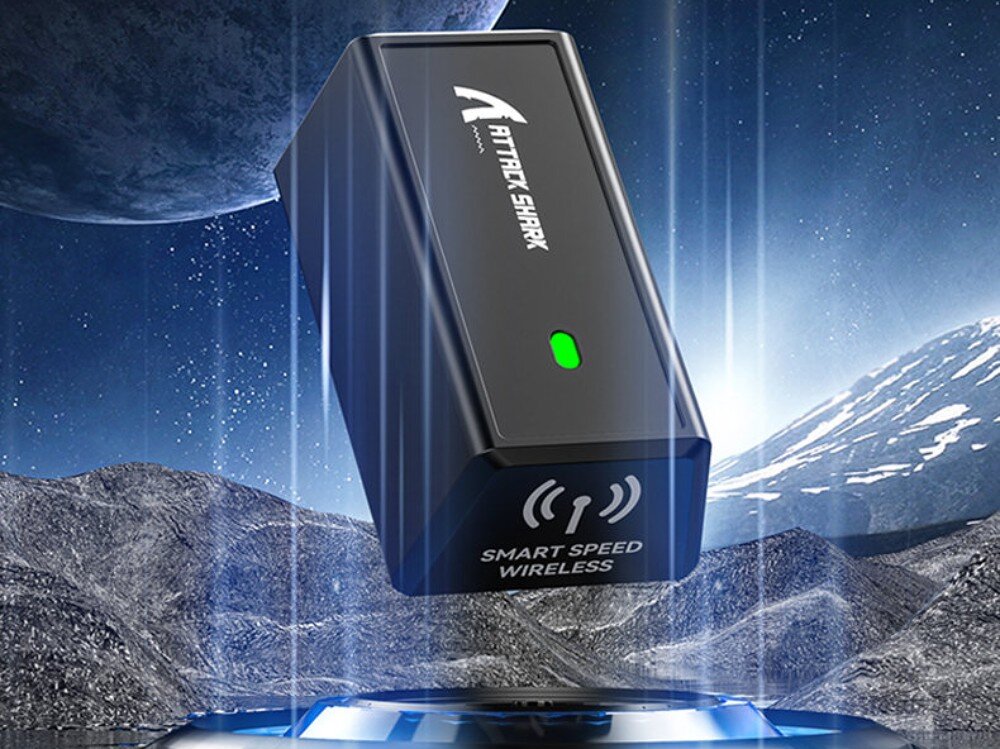 Mysz ATTACK SHARK R6 Odbiornik bezprzewodowy z diodą i napisem 'SMART SPEED WIRELESS', unoszący się na tle kosmicznego krajobrazu