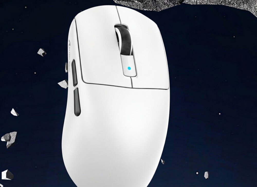 Mysz ATTACK SHARK R6 Mysz komputerowa widziana z góry na ciemnym tle z drobnymi, unoszącymi się odłamkami