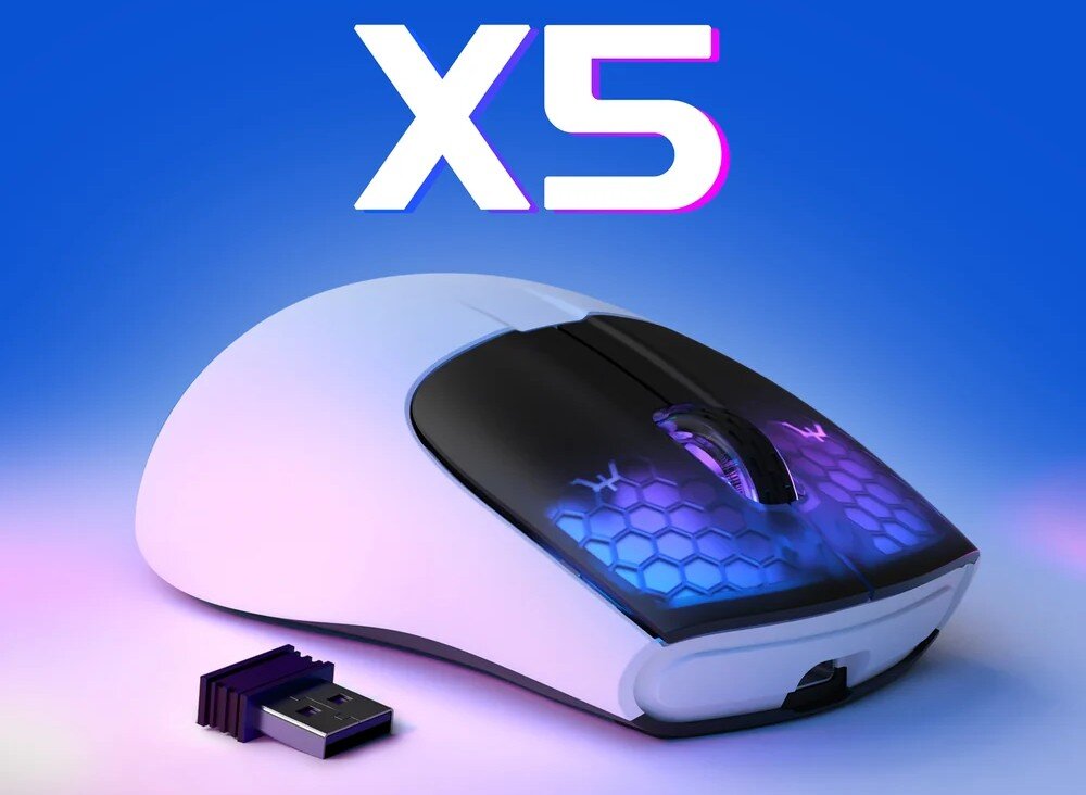 Mysz ATTACK SHARK X5 Bezprzewodowa mysz komputerowa z podświetlanymi przyciskami w strukturze plastra miodu obok odbiornika USB oraz napisu 'X5' powyżej