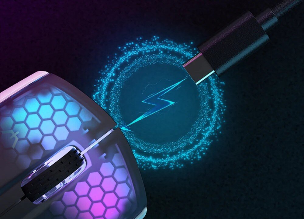Mysz ATTACK SHARK X5 Przednia część myszy komputerowej skierowana w stronę wtyczki kabla USB-C z grafiką symbolizującą ładowanie i przesył energii