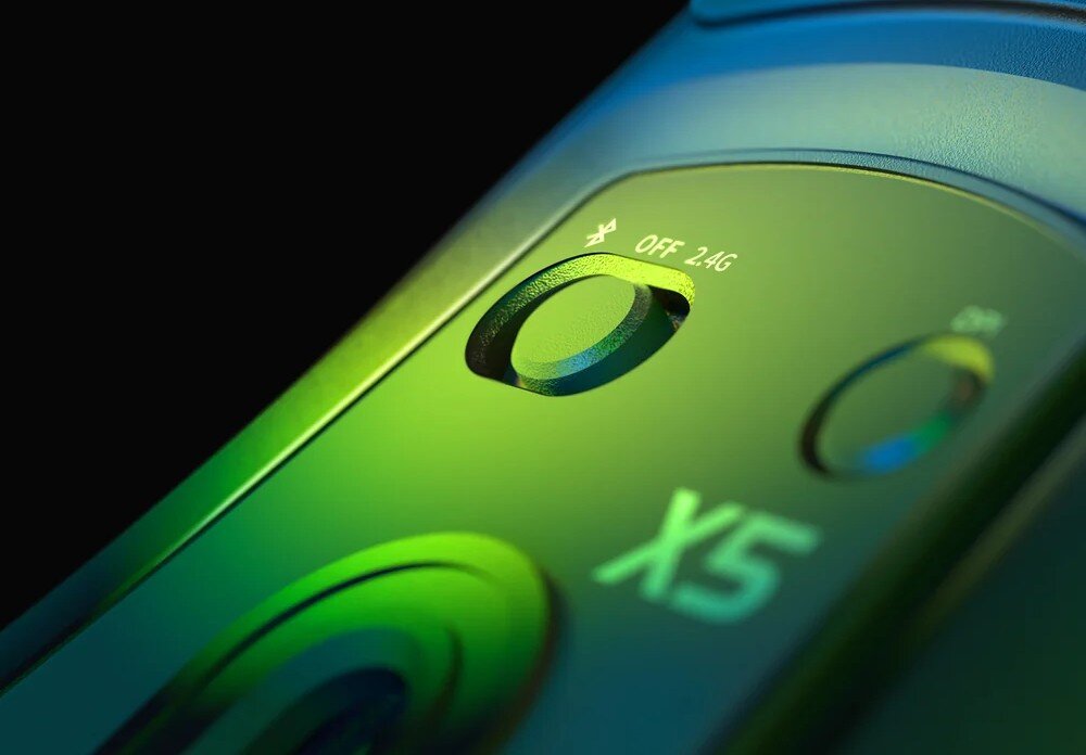 Mysz ATTACK SHARK X5 Zbliżenie na spód myszy z przełącznikiem trybów łączności Bluetooth, OFF oraz 2.4G i przyciskiem zmodyfikowania DPI