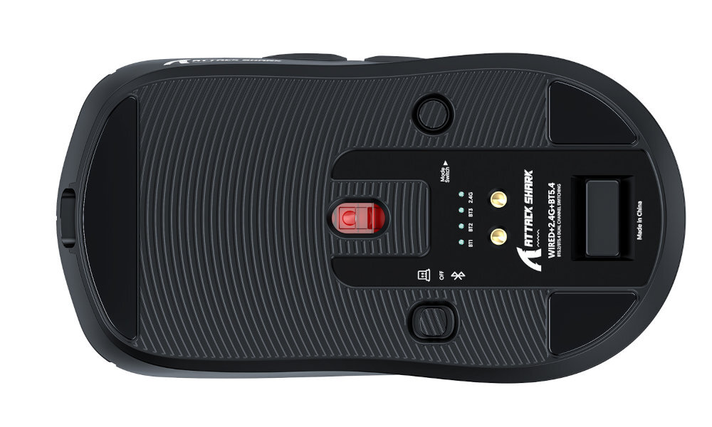 Widok od spodu czarnej myszy komputerowej z logo \'ATTACK SHARK\' i napisem \'WIRELESS 2.4G BT5.1\'. Widoczne są przyciski, czujnik optyczny oraz informacje o modelu i kraju produkcji.