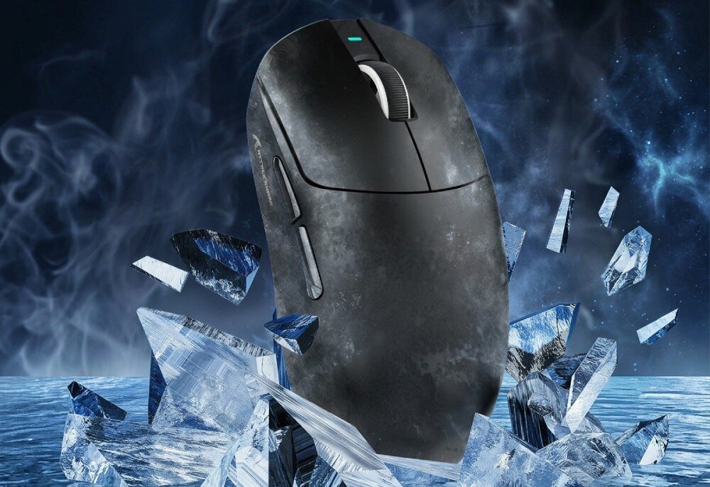 Mysz ATTACK SHARK X8 Ultimate Mysz komputerowa ukazana od góry, stojąca pionowo pośród pękających odłamków lodu na tle dymu i kosmicznego tła