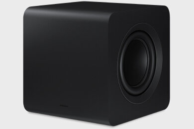 Czarny, sześcienny subwoofer z zaokrąglonymi krawędziami i widocznym głośnikiem na jednej ze ścian. Na powierzchni znajduje się subtelne logo \'SAMSUNG\'.