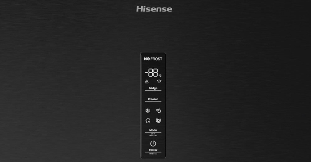 Czarna lodówka z panelem sterowania na drzwiach, na którym widoczne są napisy: \'NO FROST\', \'-88°C\', \'Fridge\', \'Freezer\', \'Mode\', \'Power\'. Logo \'Hisense\' znajduje się powyżej panelu.