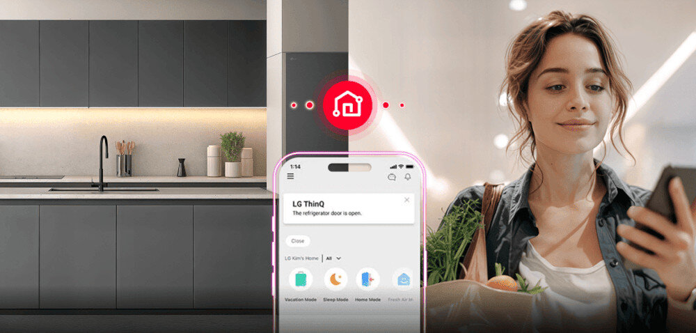 Kuchnia z ciemnymi szafkami i zlewem, obok kobieta trzymająca telefon z aplikacją LG ThinQ pokazującą komunikat \'The refrigerator door is open\'.