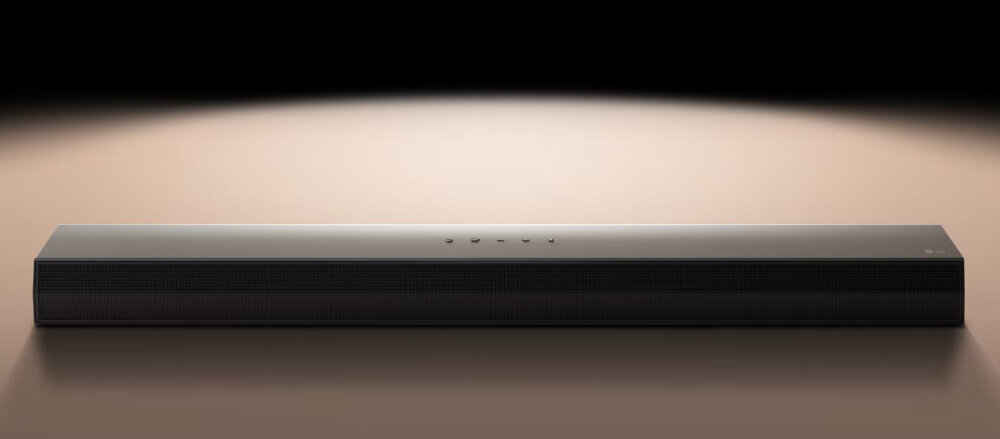 Czarny soundbar z widocznymi przyciskami na górnej powierzchni i logo LG w rogu. Urządzenie jest umieszczone na jednolitym tle.
