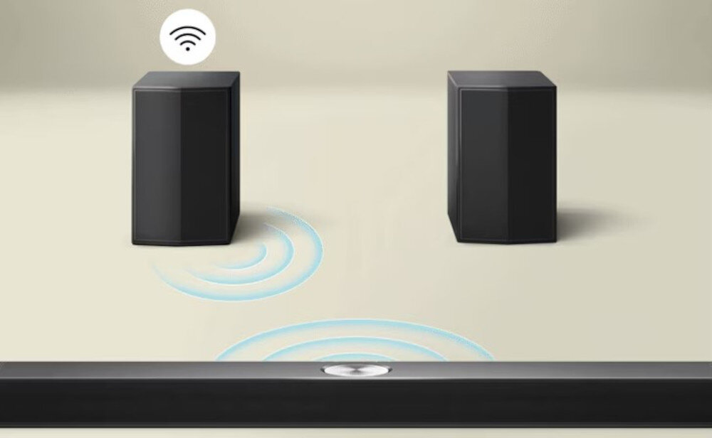 Na obrazie widoczne są dwa czarne głośniki oraz pasek dźwiękowy z symbolem Wi-Fi nad jednym z głośników. Na podłodze widać niebieskie fale dźwiękowe emanujące z głośników.