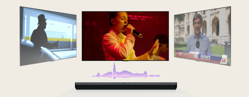 Na obrazie widoczny jest czarny soundbar z fioletową wizualizacją dźwięku nad nim. W tle znajdują się trzy ekrany z różnymi scenami: osoba w kapeluszu, kobieta śpiewająca do mikrofonu oraz reporter z mikrofonem na tle budynku z napisem \'NEWS\'.