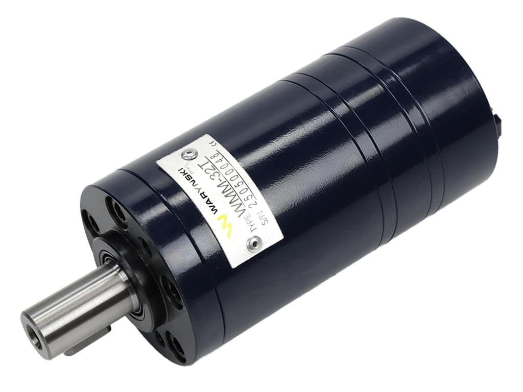 Na obrazie widoczny jest ciemny, cylindryczny silnik hydrauliczny z metalowym wałem. Na obudowie znajduje się tabliczka z napisem: \'WARYŃSKI, Typ: WMM32, SN: 25060084\'.