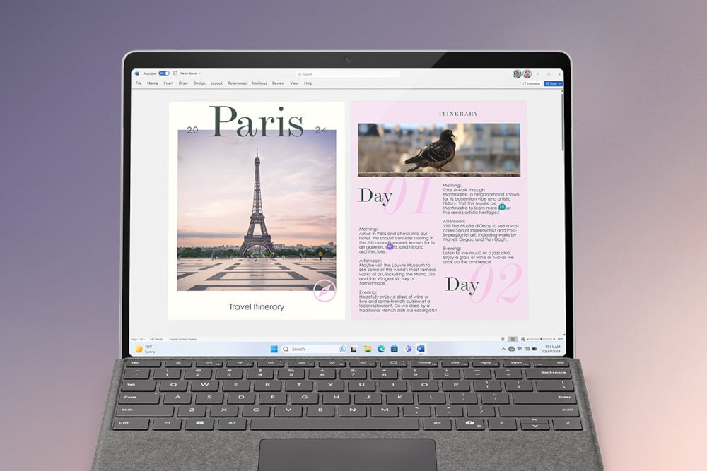 Laptop z otwartym ekranem wyświetlającym dokument z planem podróży do Paryża, z widocznym zdjęciem Wieży Eiffla i tekstem \'Paris 2024 Travel Itinerary\'. Klawiatura jest ciemnoszara, a na ekranie widać pasek zadań systemu Windows 11.