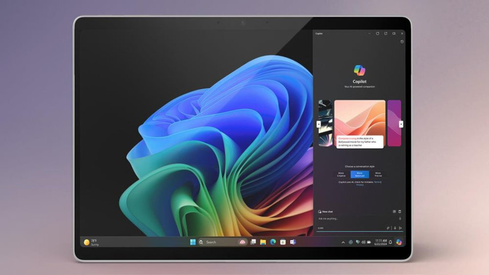 Laptop z wyświetlaczem pokazującym kolorową grafikę oraz otwartą aplikację \'Copilot\'. Na pasku zadań widoczne są ikony systemu Windows 11.