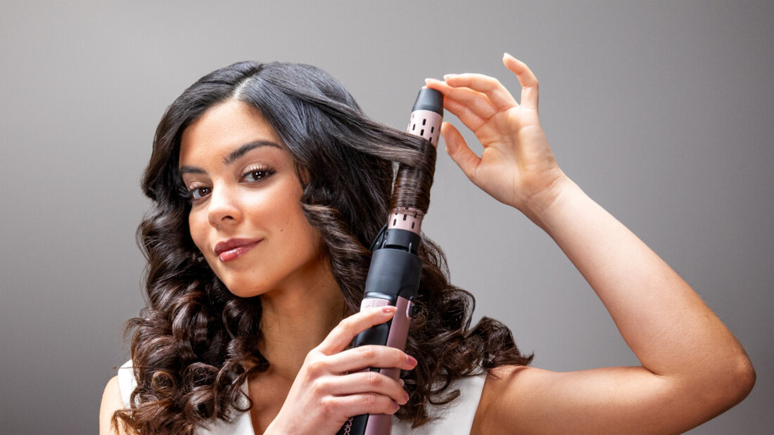 Suszarko-lokówka CECOTEC CeramicCare 10in1 AirBrush Gyro 19-70 mm 1100 W zdjęcie lifestyle Gładkie włosy bez puszenia Technologia jonowa elektryzowanie i puszenie włosów